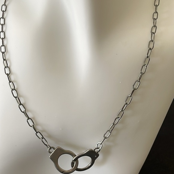 BRANDY MELVILLE HANDCUFF SILVER NECKLACE - Picture 3 of 8